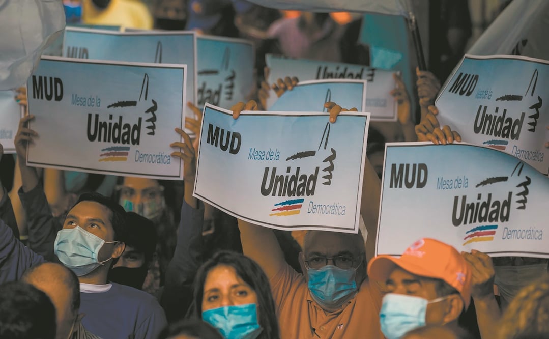Seguidores de partidos opositores al gobierno en una rueda de prensa el 31 de agosto, en Caracas. Foto: MIGUEL GUTIERREZ. EFE