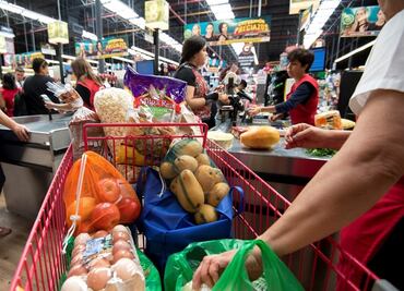 Mexicanos compran presentaciones más chicas o marcas propias para enfrentar alza de precios, dice Chedraui