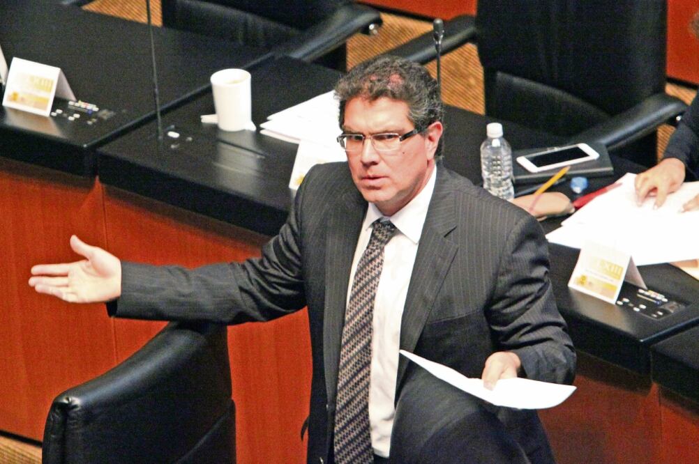 Armando Ríos Piter (PRD) se enfrascó en una discusión con los petistas Layda Sansores y Manuel Bartlett en la sesión extraordinaria del Senado (LUCÍA GODINEZ. EL UNIVERSAL)