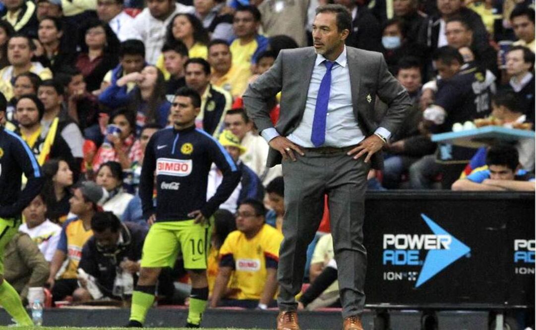 Gustavo Matosas durante un juego del Clausura 2015