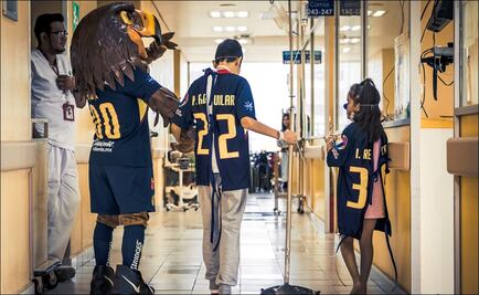 Convierten playeras en batas para niños en hospitales