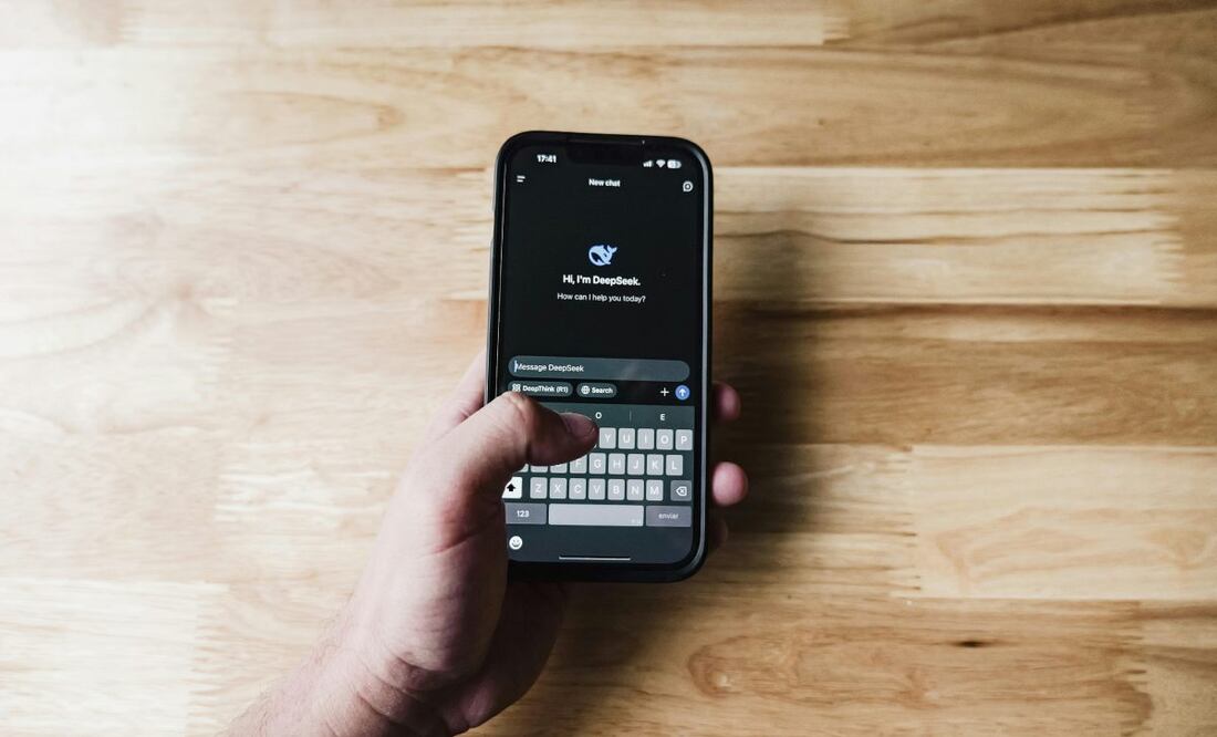 La propuesta surge después de que la compañía de software china publicara en enero un modelo de IA que competía al mismo nivel de los modelos desarrollados por empresas estadounidenses como OpenAI, Meta, Alphabet y otras. DeepSeek. Imagen: Pexels