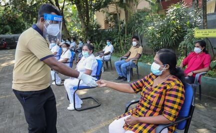 Da positivo a Covid-19 ministra de Salud de Sri Lanka que promovía poción de un brujo