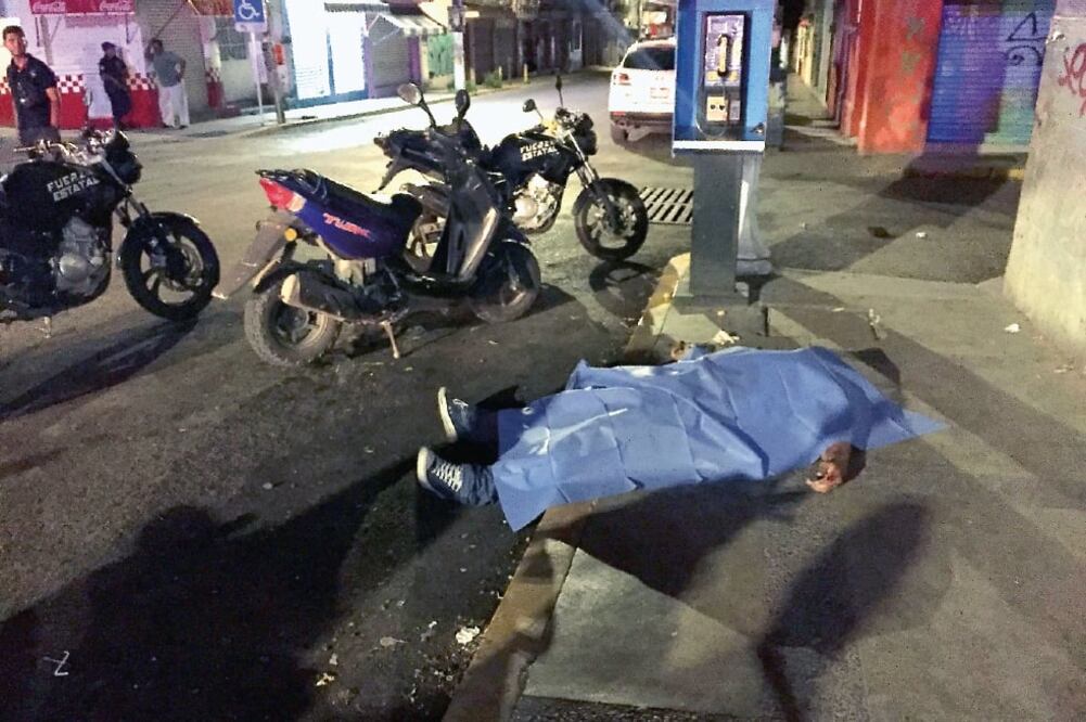 El cuerpo del joven baleado quedó tirado en las calles Pedro Ascencio y Miguel Alemán por más de cuatro horas (VANIA PIGEONUTT. EL UNIVERSAL)