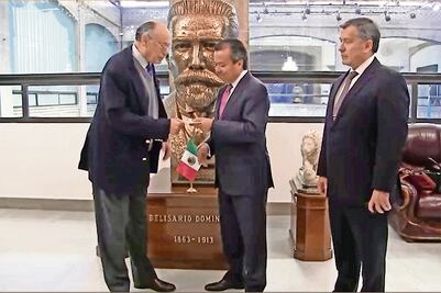 Camacho y Waldo donan “bono secreto” a asociaciones  