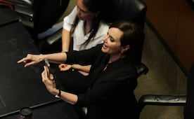 Con charola en mano, Lilly Téllez pide a legisladores mostrar apoyo a Andy López; los reta a entregar sus visas