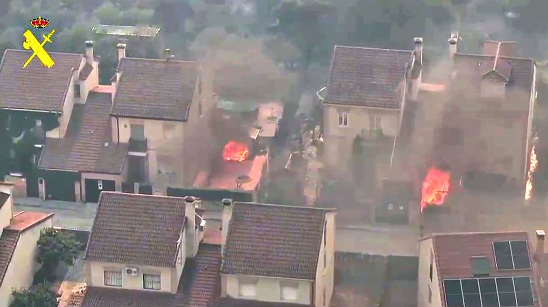 La Guardia Civil española difundió videos de los incendios que afectan la zona residencial de Robledo De Chavela, 60 kms al oeste de Madrid. FOTO: AFP