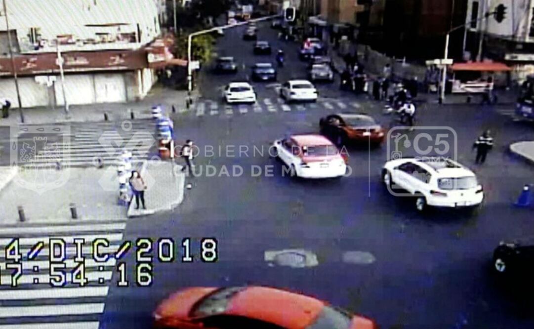 Manifestantes mantienen bloqueada la calle de Arcos de Belén, desde Luis Moya hasta avenida Balderas. FOTO: @C5_CDMX