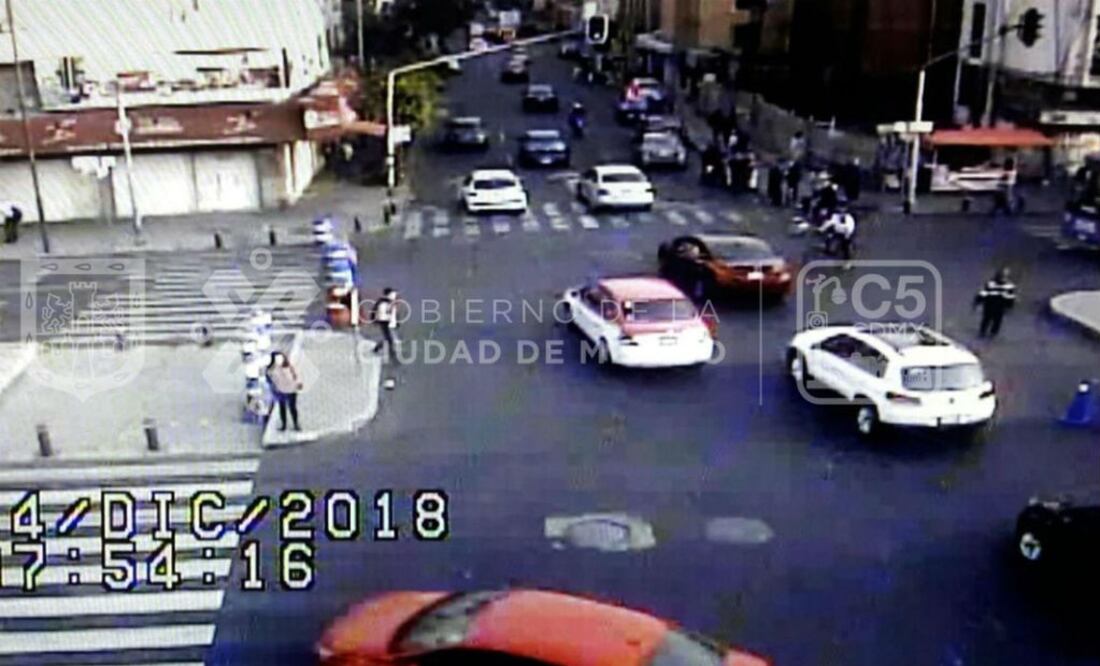 Manifestantes mantienen bloqueada la calle de Arcos de Belén, desde Luis Moya hasta avenida Balderas. FOTO: @C5_CDMX