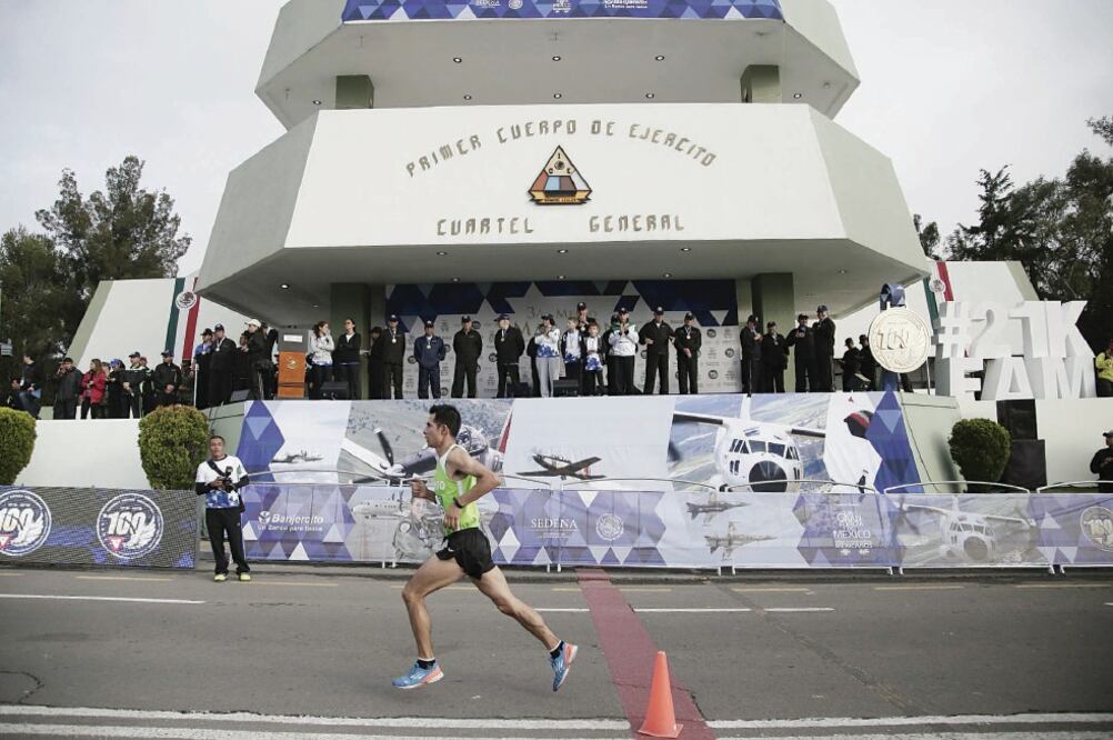 Una hora después, llegaron los primeros corredores que recorrieron 21 kilómetros. Los ganadores en la categoría varonil fueron civiles (ALEJANDRA LEYVA. EL UNIVERSAL)