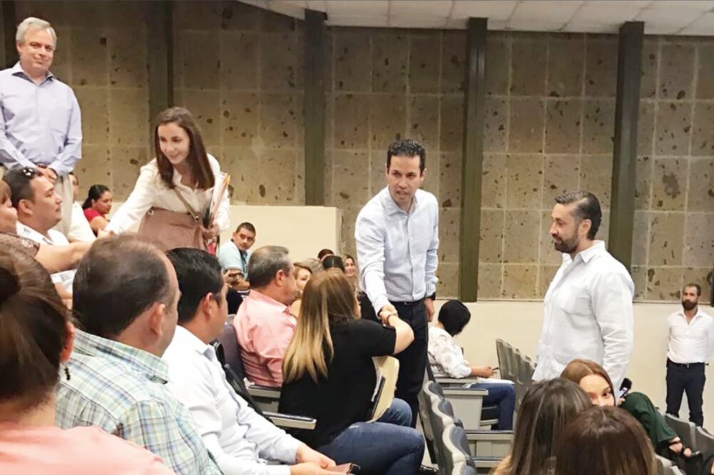 El director general del IMSS, Tuffic Miguel Ortega, visitó las instalaciones de rehabilitación del Centro de Atención Inmediata para Casos Especiales en Hermosillo, y dialogó con los padres de las víctimas del incendio en la guardería. (IMSS)