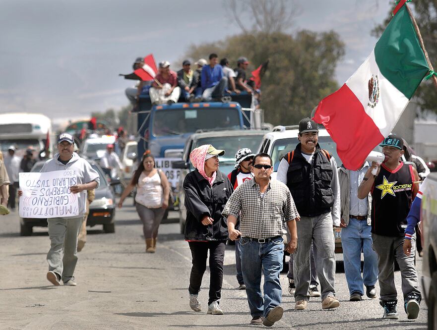 Desde las 8 de la mañana de ayer comenzaron a concentrarse personas en San Quintín para apoyar a los voceros de los trabajadores del sector, quienes irían a la reunión con autoridades federales en Ensenada