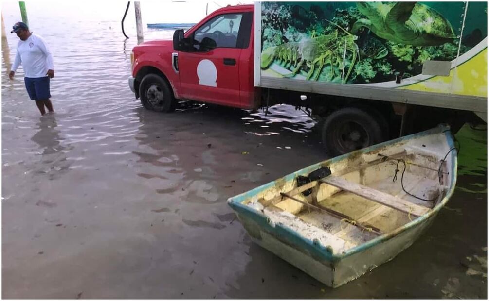 La creciente del mar en Río Lagartos, Yucatán inunda las principales calles de la región. Foto: Especial