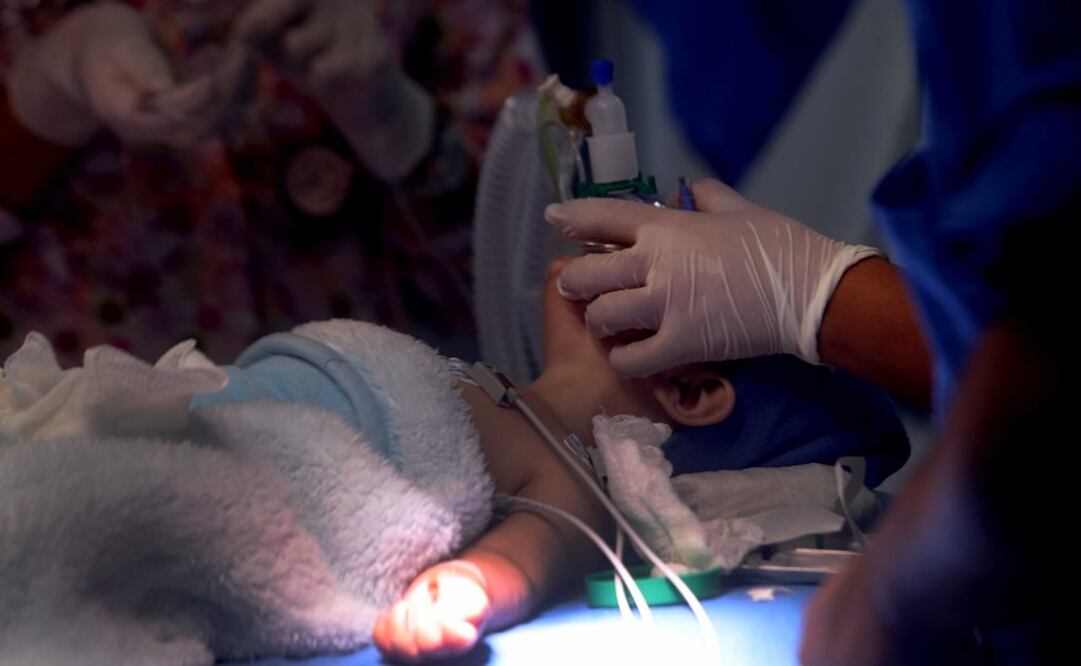 Los elementos de investigación y peritos de la Fiscalía General del Estado iniciaron las primeras indagatorias para establecer en qué circunstancias el menor tuvo acceso a una determinada droga. Foto: Especial