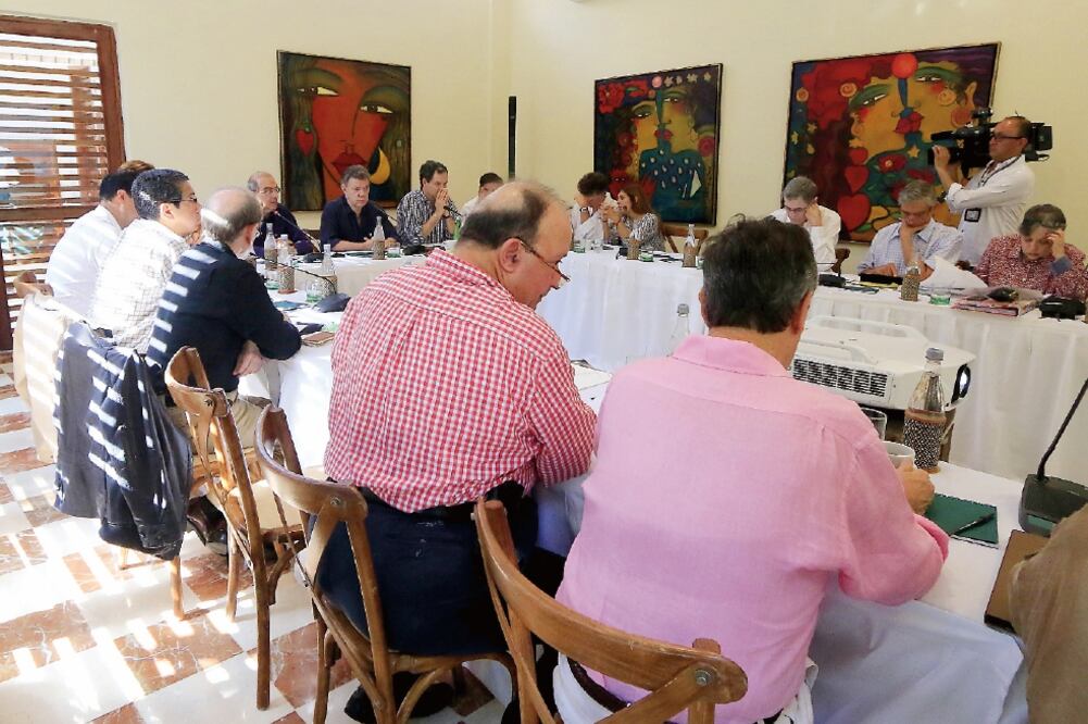 Vista de la segunda jornada de la reunión de negociadores del proceso de paz con las FARC, y el presidente de Colombia, Juan Manuel Santos (al fondo), en Cartagena (RICARDO MALDONADO ROZO. EFE)