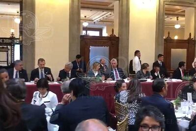 Sientan junto a AMLO al rey de España