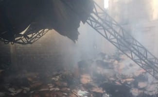 Reaviva incendio en bodega en Iztapalapa; bomberos controlan las llamas