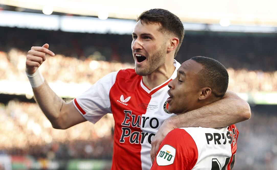 Santiago Giménez celebrando con Igor Paixao  la Copa de Países Bajos con Feyenoord / FOTO: EFE
