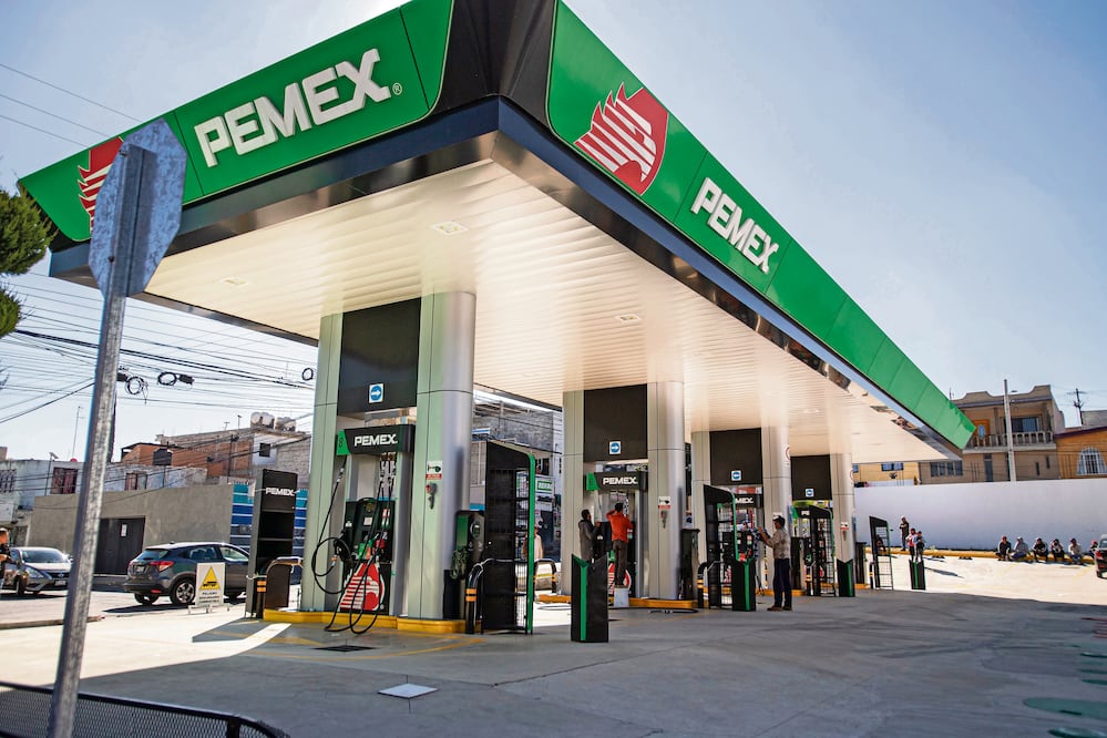 Los propietarios de gasolinerías no se verían afectados con la posible desaparición de la CRE, dice un integrante de la comisión. Archivo El Universal