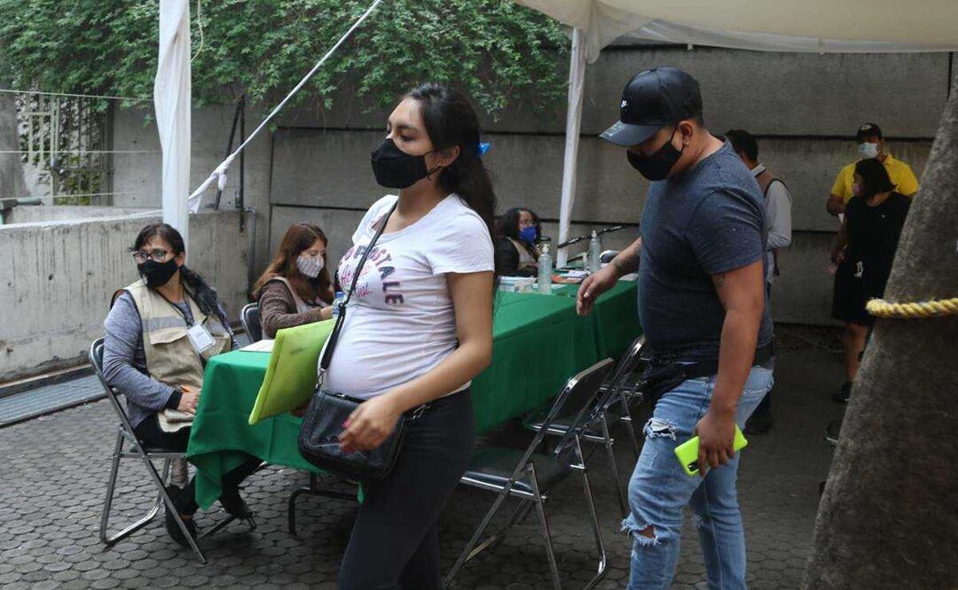 Mujeres embarazadas reciben la vacuna contra Covid-19 en la Biblioteca Vasconcelos. Foto: Carlos Odín / EL UNIVERSAL