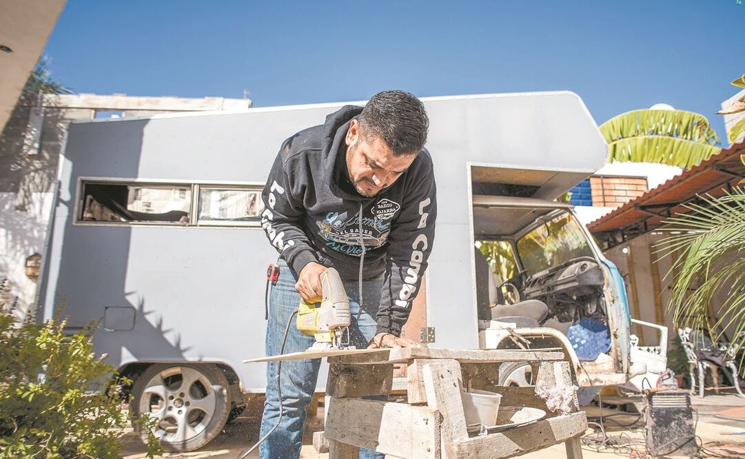 En el patio de su casa, el Profe Paco se dedicó a transformar una vieja combi en un espacio de conocimiento en beneficio de sus alumnos en Ciudad Victoria. Foto: ROBERTO AGUILAR. EL UNIVERSAL