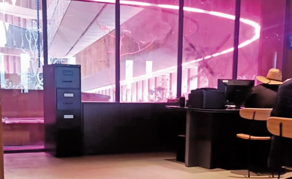 La consulta de planos y legajos no requiere cita, sólo se pide a los usuarios comprar guantes y cubrebocas al entrar a la sala de consulta, en el segundo piso. La entrada para usuarios es por la calle de Humboldt. La atención es práctica, lo que contrasta con servicios, como buscadores y mapas, que no tiene soporte para cargar en celular; tampoco hay Internet. Foto: José Quezada / EL UNIVERSAL