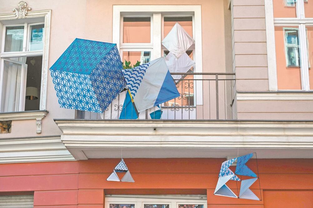 En Berlín, artistas presentan sus obras en los balcones como parte de la exposición Balconies, Life, Art, Pandemic, and Proximity; la muestra no tuvo presupuesto y tampoco hubo una inauguración. FOTOS: JOHN MACDOUGALL. AFP