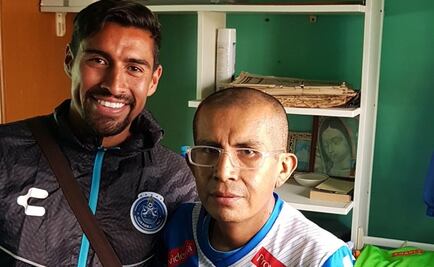 Jugadores del Puebla visitan a aficionado con cáncer