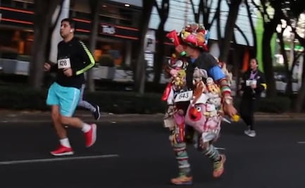 Suave maratón: con peluches y mucha actitud, así corre Alejandro la ruta del Maratón de CDMX