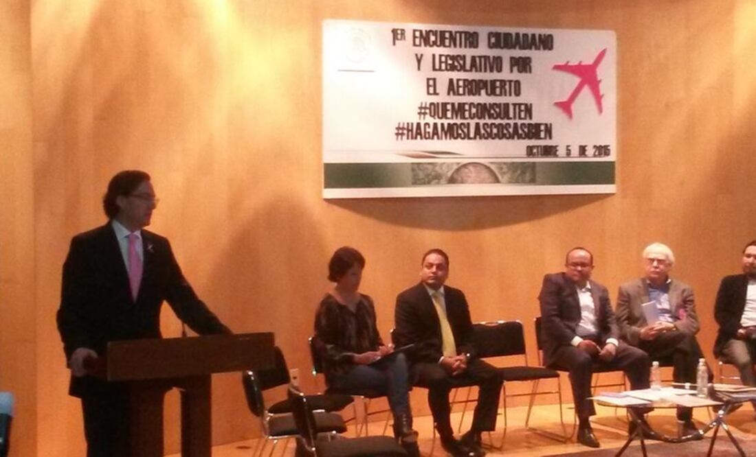 El secretario de Desarrollo Económico, Salomón Chertorivski participo en el Primer Encuentro Ciudadano y Legislativo por el Aeropuerto organizado por al Cámara de Diputados (Foto: ‏@SedecoCDMX)