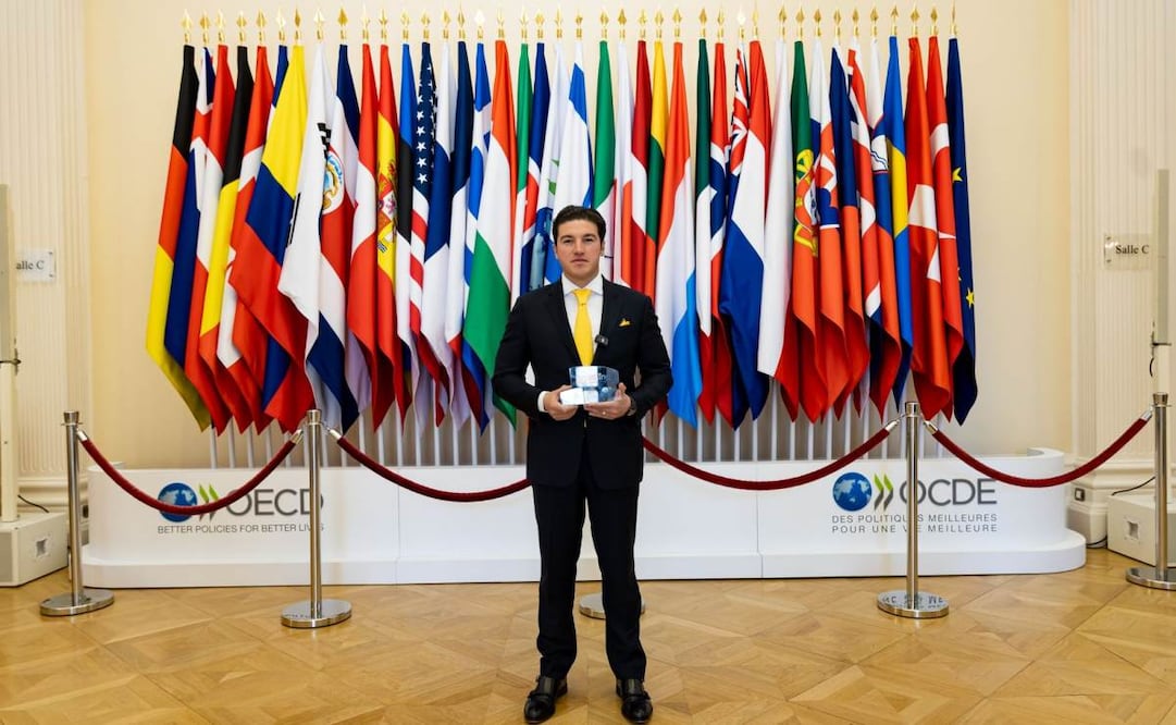 La OCDE, con sede en París, Francia, entregó al Gobierno de Nuevo León, encabezado por Samuel García, un reconocimiento por su programa digital NLínea. Foto: Especial