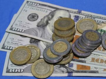 Dólar cotiza alrededor de 18.53 pesos al mayoreo; es su menor nivel intradía en casi un mes