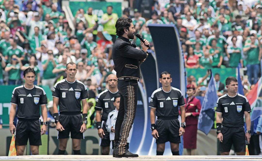 Alejandro Fernández interpreta el Himno Nacional Mexicano en la inauguración del Mundial 2026.
Carlos Mejía/EL UNIVERSAL.