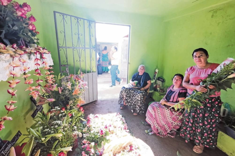 Las zapotecas del Istmo de Tehuantepec son el único pueblo en el país que visitan a sus muertos durante Semana Santa; es preciso vestirse de fiesta, afirman. / ROSELIA CHACA. EL UNIVERSAL