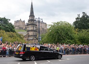 Cortejo fúnebre de Isabel II entra en Edimburgo