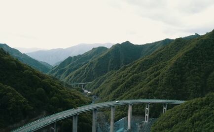 Sin cortar un solo árbol, China abre nuevo paso elevado de autopista escénica