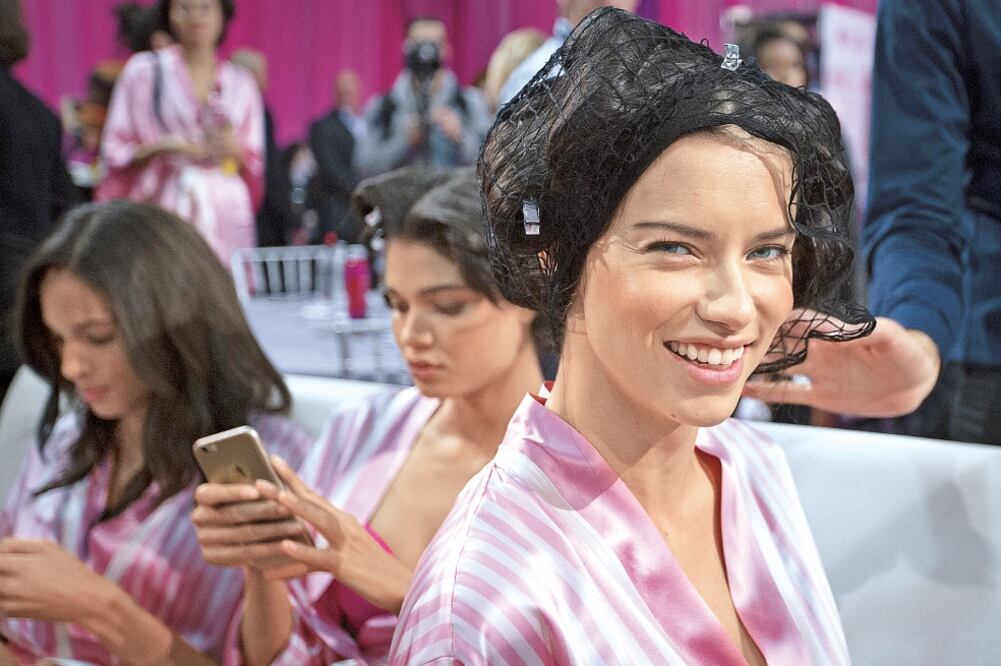 Adriana Lima, antes de entrar en acción (Agencia)
