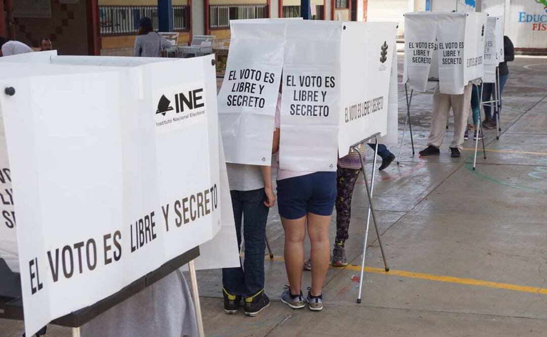 Votantes en Oaxaca durante la jornada electoral de este domingo. Foto: EFE