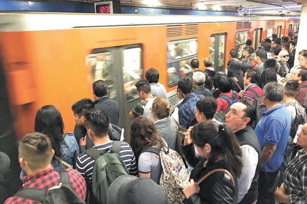 Datos del Consejo Ciudadano muestran que una persona que opere en una estación de autobuses, en el Metro o en la vía pública, en un día puede hacer hasta 30 estafas por lo que puede “recaudar ” de 3 mil a 6 mil pesos. Foto/ARCHIVO EL UNIVERSAL