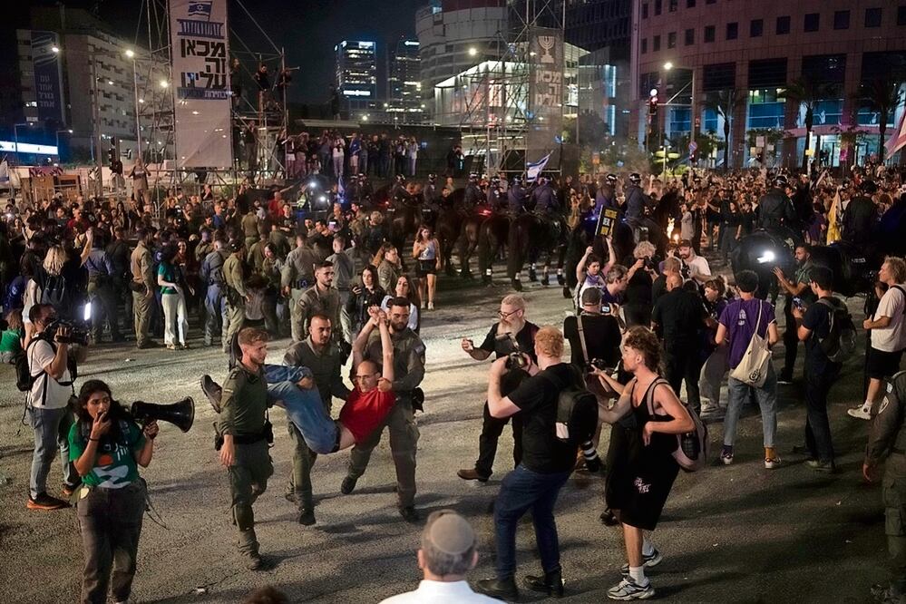 La policía israelí detuvo a un hombre en una protesta contra el gobierno del primer ministro, Benjamin Netanyahu, en Tel Aviv. Foto: de Maya Alleruzzo. AP