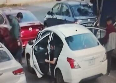 Captan a montachoques asaltando con violencia a un conductor, VIDEO