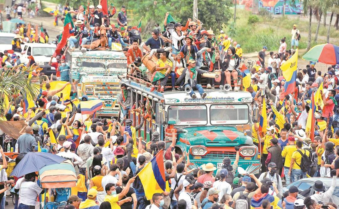 La manifestación indígena realizó un recorrido por algunas calles para retornar a sus territorios, luego de apoyar el Paro Nacional en Cali. Foto: Ernesto Guzman Jr./ EFE.