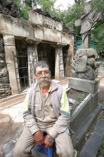 Israel Cancino, actual encargado de la fosa común del Panteón Civil de Dolores, fue sepulturero durante el sismo (JUAN CARLOS REYES. EL UNIVERSAL)