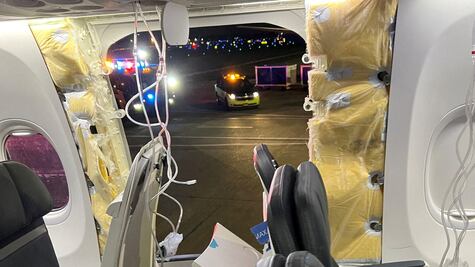 Alaska Airlines halla componentes sueltos en aviones Boeing 737 Max 9 tras incidente aéreo