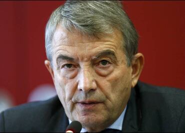 Miembros del ejecutivo de FIFA exigen salida de Niersbach