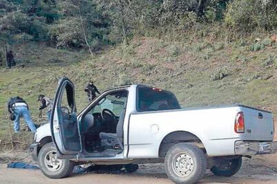 Comunitarios retienen a jefe policiaco y a seis agentes