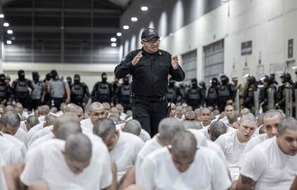 EU manda a casi 250 miembros del Tren de Aragua a cárcel de El Salvador; les aplican Ley de Enemigos Extranjeros