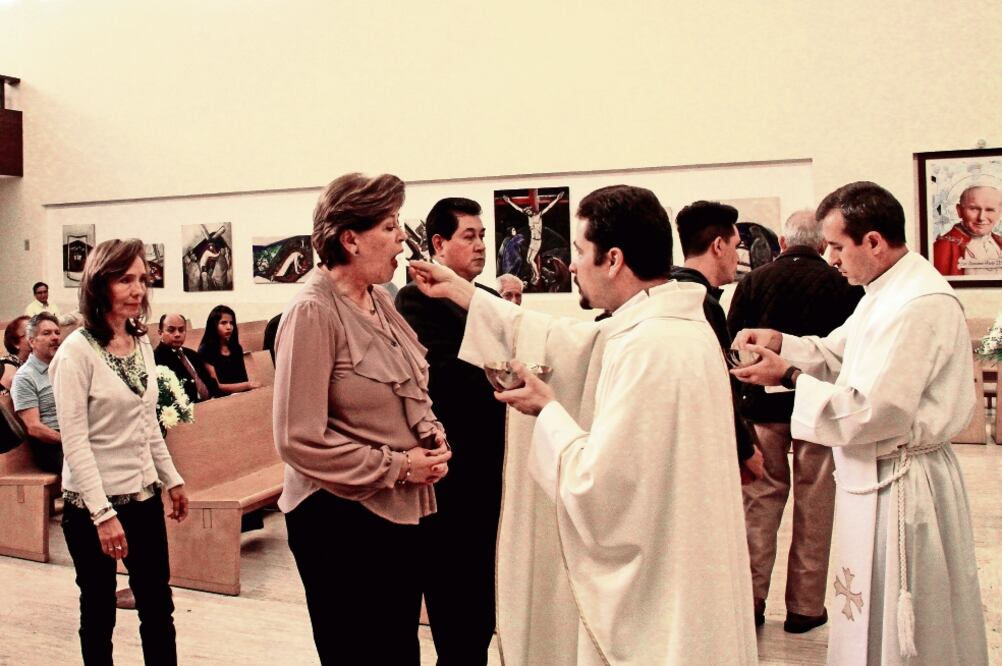 Cerca de 30 personas, entre los que se encontraban varios panistas, asistieron a la misa de acción de gracias a Santo Tomás Moro, en la colonia Florida (ANTONIO CRUZ. CUARTOSCURO)