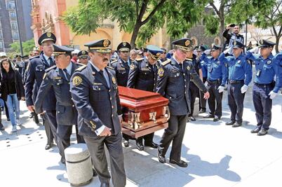 Rinden homenaje luctuoso a policía que impidió asalto