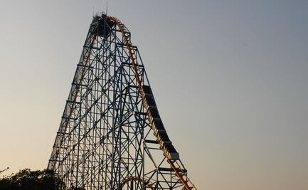 Falla en juego mecánico de Six Flags deja varados en las alturas a visitantes